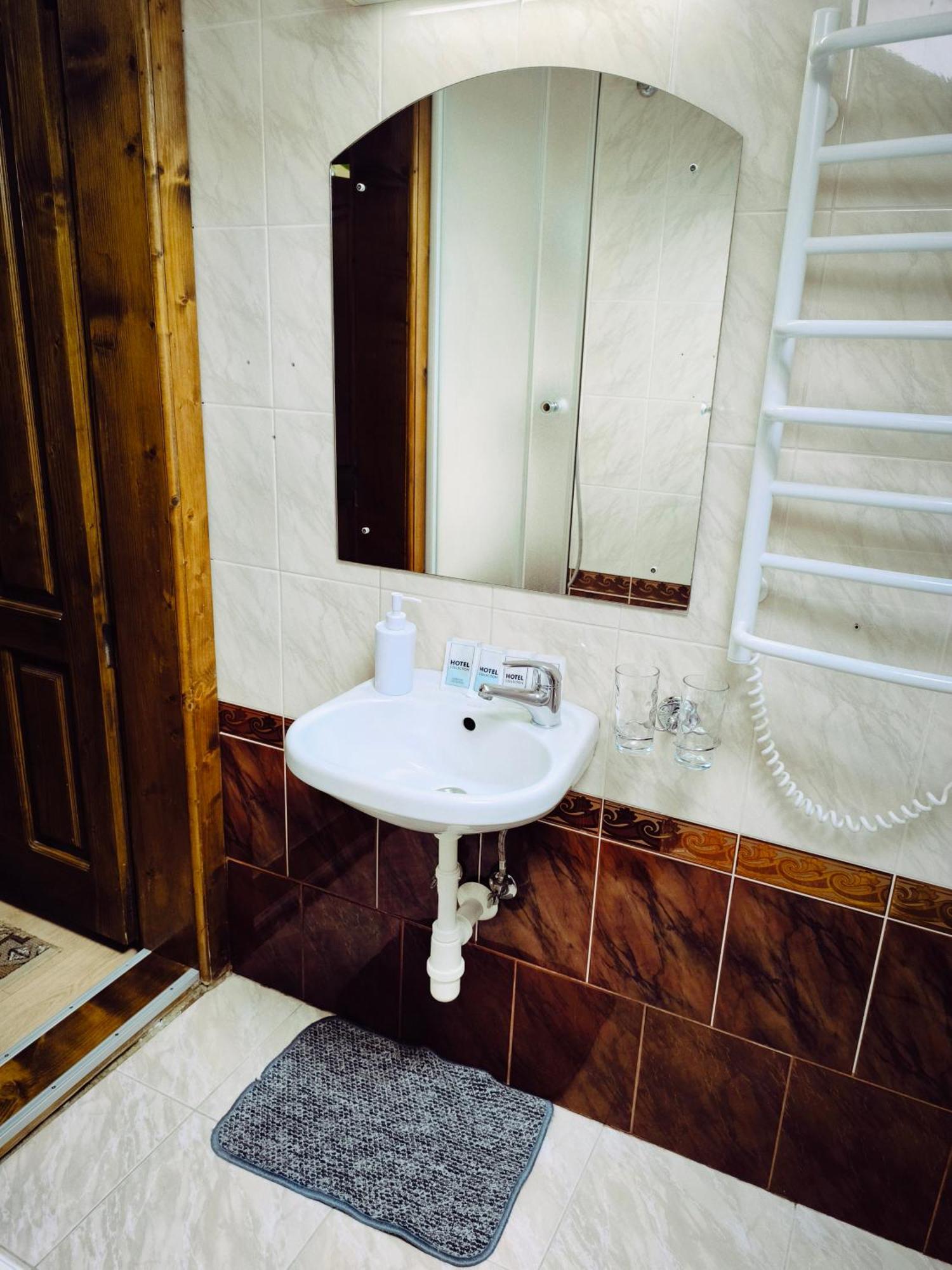 Hotel Delfin Moekatsjeve Buitenkant foto